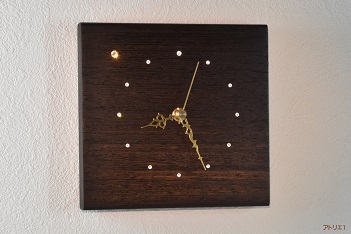 宵の明星をウエンジの辺材部分に現れた夕闇のような希少な木目を生かし、スワロフスキーで表現した時計です。