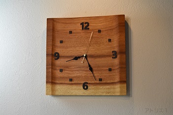 一枚板の無垢の板からつくられた重量感のあるこの時計は、本物の木の時計としての存在感があり、ご自宅の時計としてだけではなく、新築のお祝いとしても喜ばれます。