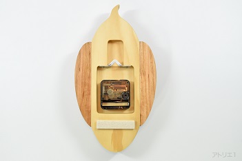 ムーブメントは、クオーツ時計のスイープを使用しているので、寝室の時計にも最適です。