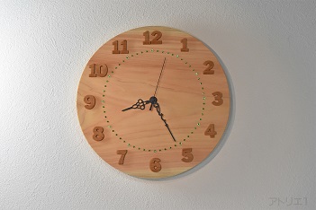 木の時計のベースに有名な三峯神社のある秩父で切り出された希少な天然檜の一枚板を使ったシンプルデザインの時計です。