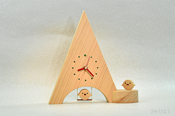 台に乗っているヒヨコは向きが変えられるので時計本体の左右のどちらにも設置できます。台も木曽檜で作成してあり、ヒヨコは時計本体のヒヨコと同じ素材です。
