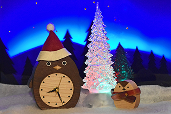 世界的な高級材であるブラックウォルナットのペンギンの親子の置き時計です。クリスマスらしい可愛いペンギンワールドを楽しめるように帽子とマフラーをつけました。年末の慌ただしい中、心が癒される素敵な時計になりました。