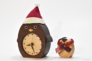 ペンギンの親子の置き時計のクリスマスバージョンです。帽子とマフラーがついています。