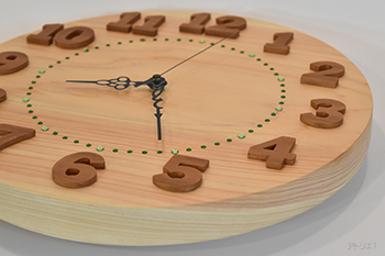 この時計を手にしたとき、まず感じるのが厚さ28mmの天然檜で作られた時計の重量感。そして、無垢の一枚板なので檜の香りが豊かで、銘木ならではの木肌と木目の美しさも味わうことができます。