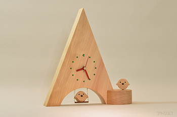 台に乗っているヒヨコは向きが変えられるので時計本体の左右のどちらにも設置できます。台も天然檜で作成してあり、ヒヨコは時計本体のヒヨコと同じ素材です。