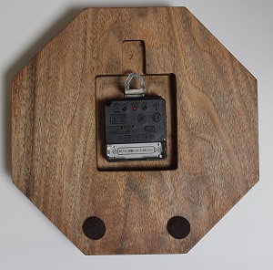 くるみの天然木でつくったインテリア掛け時計（背面）