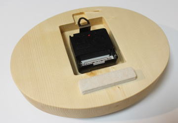 無垢の木とアクリル素材のコラボを楽しめるキュートなインテリア掛け時計（背面）