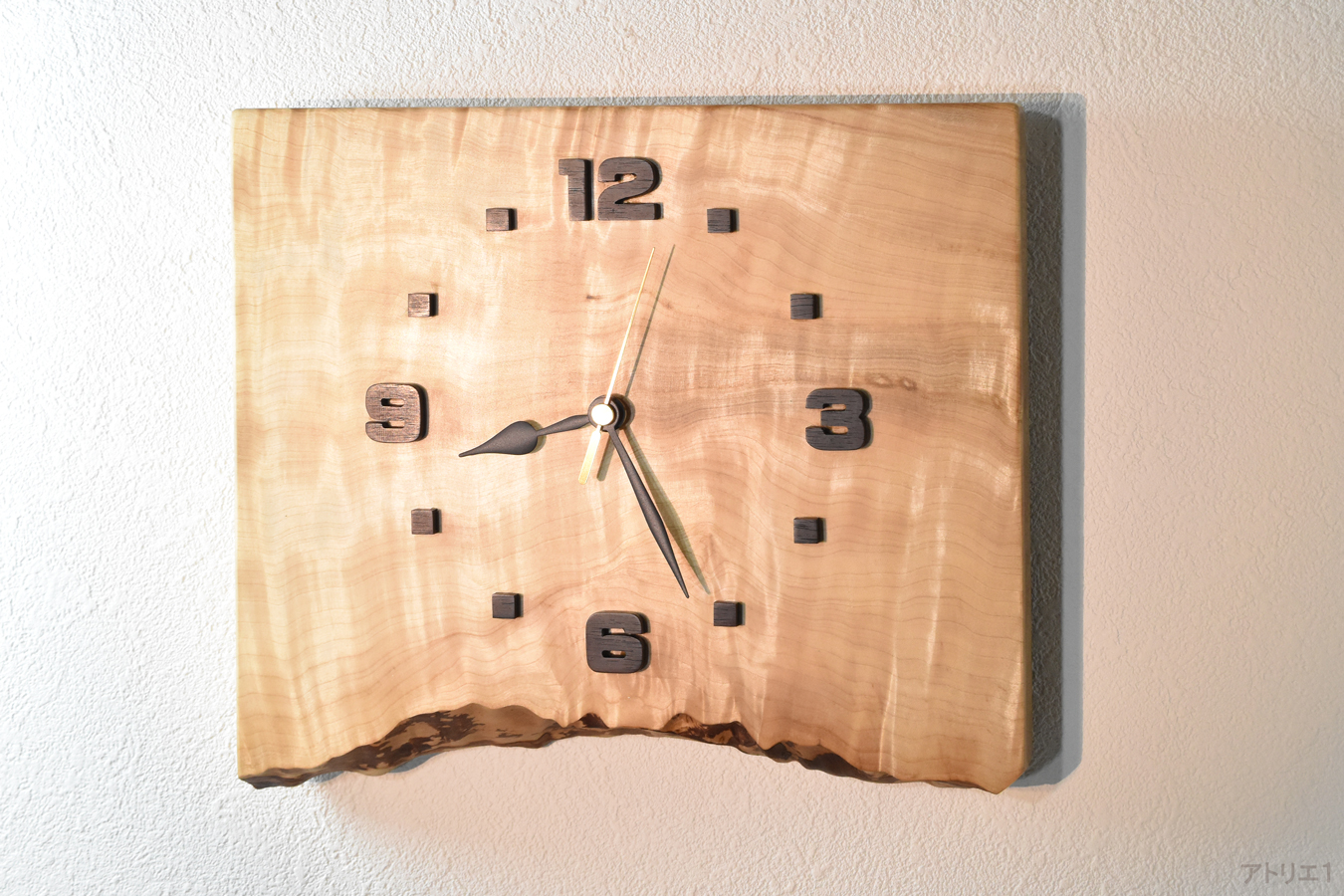 この時計に使用している栃の木には縮み杢が現れており、そのシルクのカーテンのように輝く様は、まるで北欧やカナダ、南極などの空に浮かぶオーロラのようです。これは、一度はその本物の輝きを見たいものと思っている方に飾っていただきたい時計です。