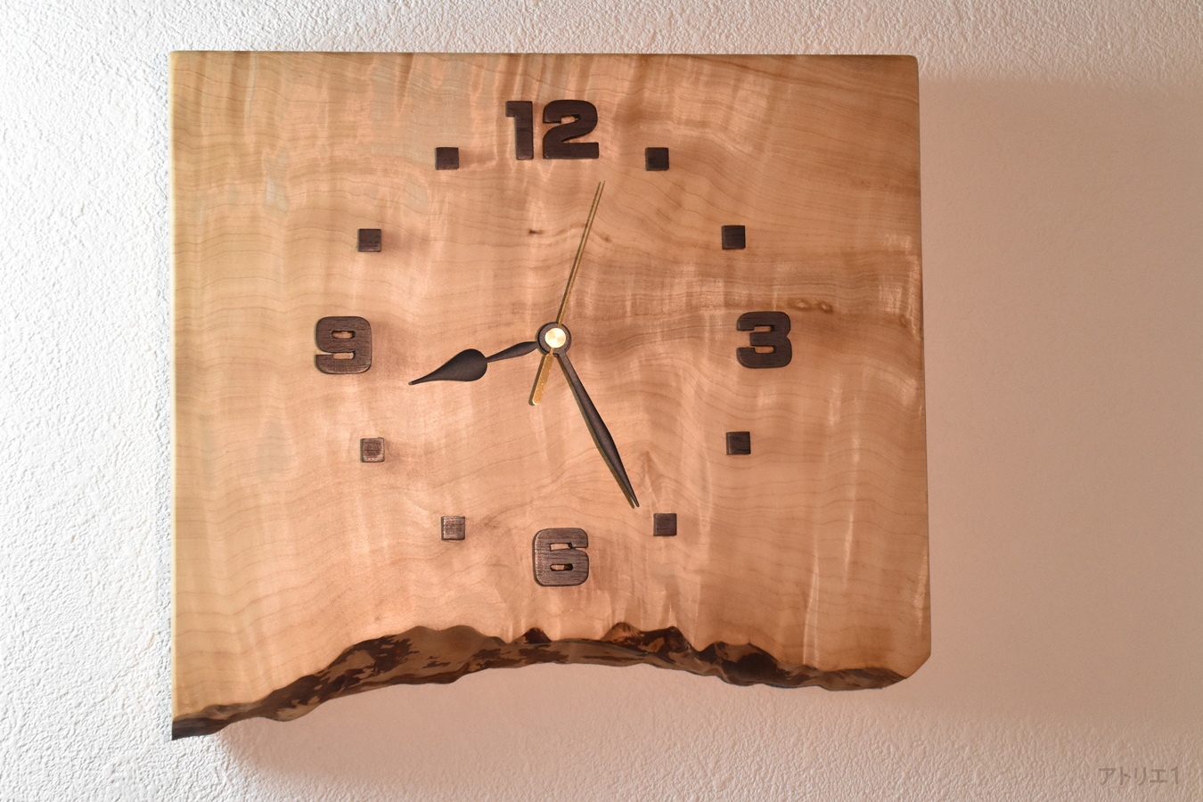 この時計に使用している栃の木も縮み杢が現れており、そのシルクのカーテンのように輝く様は、まるで北欧やカナダ、南極などの空に浮かぶオーロラのようです。