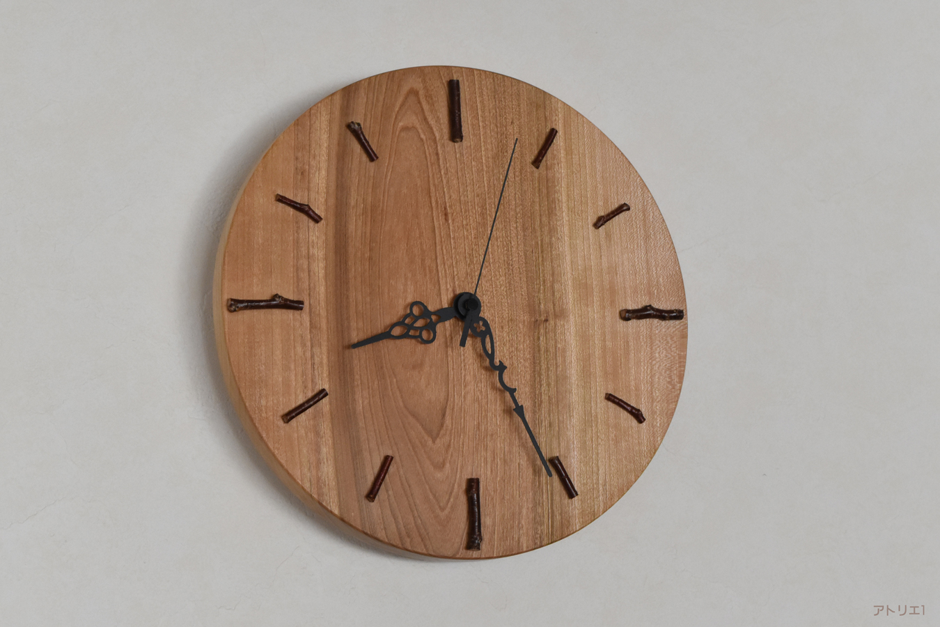 桜の木をシンプルに丸く切り出した掛け時計