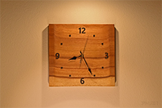 アパというアフリカケヤキの特徴的な木目を日の出前の朝焼けのパノラマとして楽しめるように作った木の時計です。