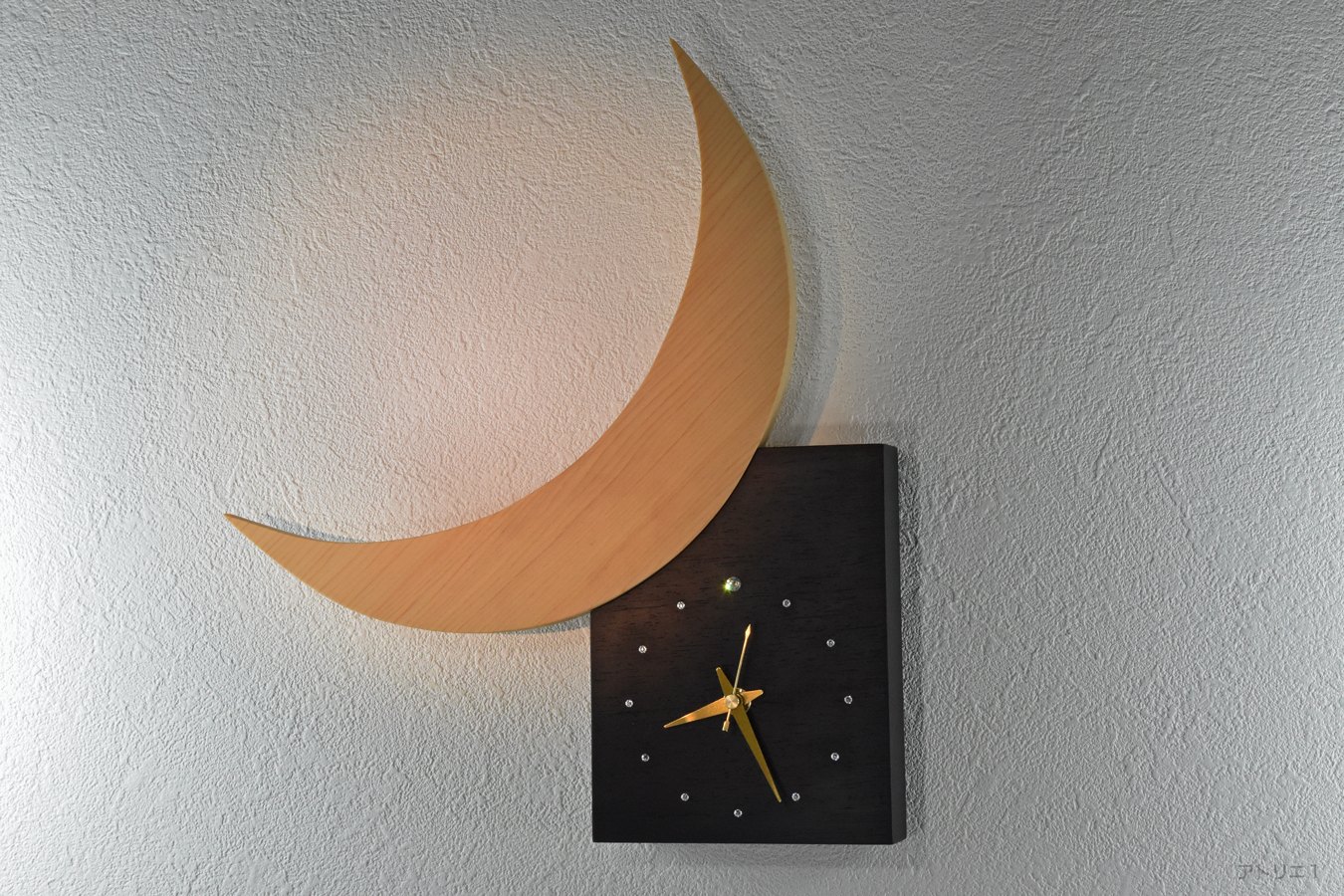 三日月に接近する一番星の金星の天体ショーを西の夜空から切り取ってインテリア掛け時計にしました。