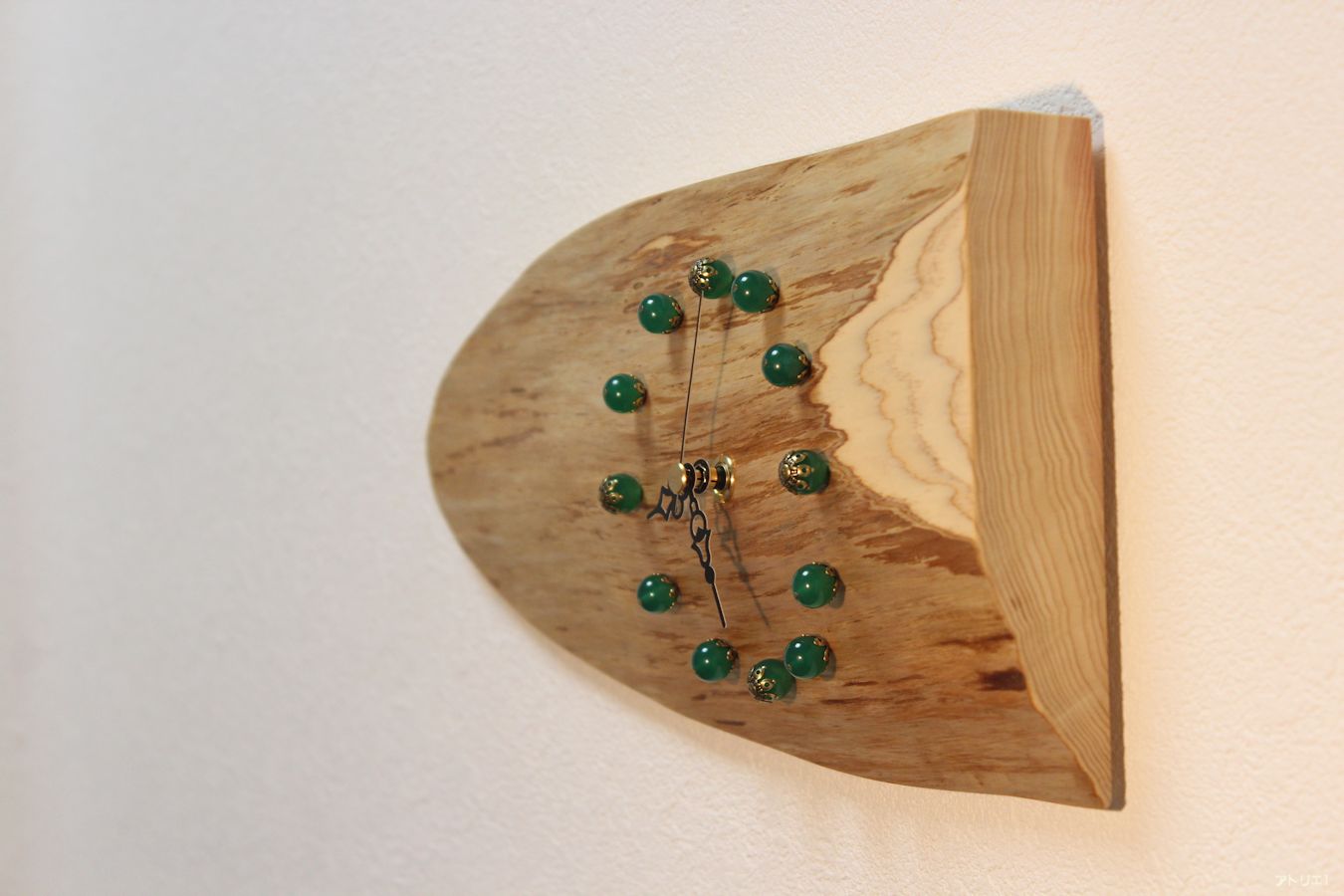 コンパクトながら木の丸みによってやさしい印象がお部屋に広がる木の時計