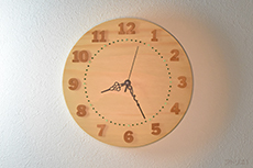 時計のベースに銀杏（いちょう）の無垢の一枚板を使ったレギュラーサイズの木の時計です。