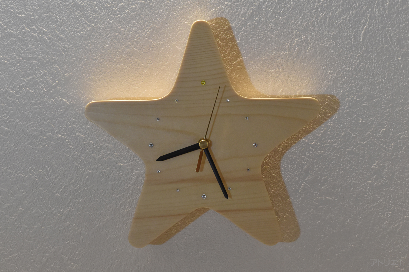 文字盤には大きめのスワロフスキーを十字に配置し、時計の中に南十字星がイメージできるようにしました。部屋の照明を受けて小さいながらも光り輝きます。
