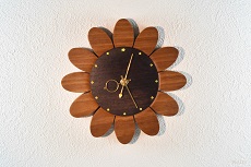 まわりの花びらの部分は、アフロルモシアというアフリカのコートジボワールに生育するマメ科の木で製作しました。インテリア掛け時計としての質感とひまわりとしての花らしさのバランスがとれたお洒落な時計です。