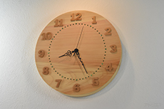時計のベースに関東最強パワースポットで有名な三峯神社のある秩父で切り出された希少な天然檜を使ったレギュラーサイズの木の時計です。