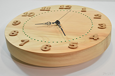 この時計を手にしたとき、まず感じるのが厚さ40mmの天然檜で作られた時計の重量感。そして、銘木ならではの無垢の一枚板なので木肌と木目の美しさも味わうことができます。