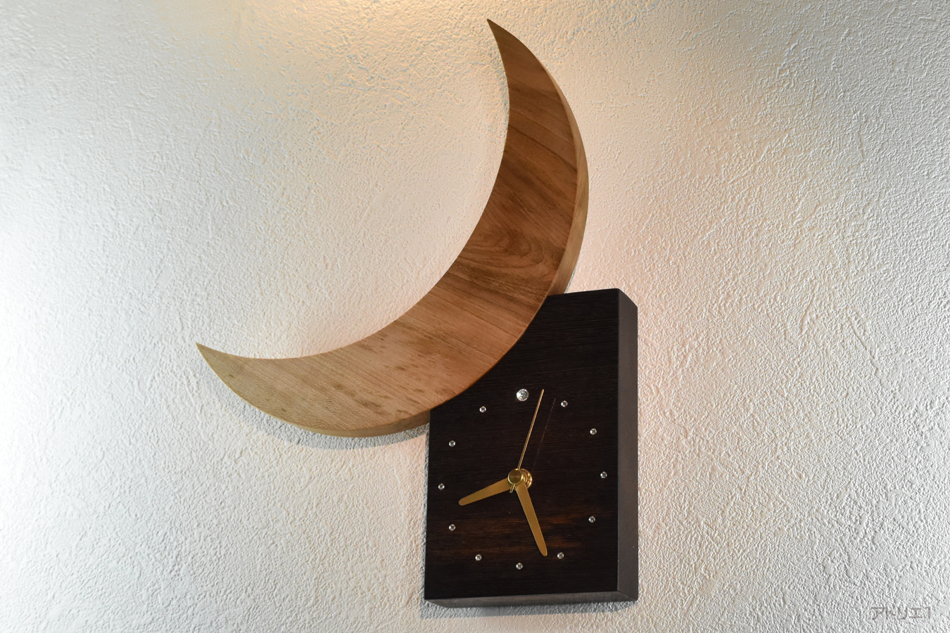 三日月に接近する一番星の金星の天体ショーを西の夜空から切り取ってインテリア掛け時計にしました。