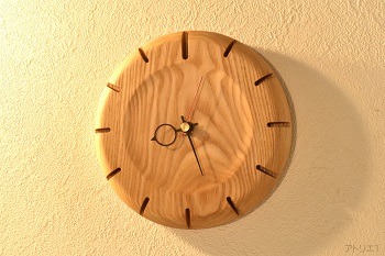 タモのナチュラルな木肌を柔らかいフォルムに仕上げたシンプルな木の時計です。