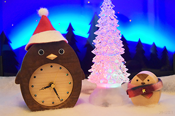 世界的な高級材であるブラックウォルナットのペンギンの親子の置き時計です。クリスマスらしい可愛いペンギンワールドを楽しめるように帽子とマフラーをつけました。年末の慌ただしい中、心が癒される素敵な時計になりました。
