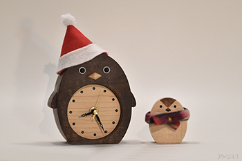 ペンギンの親子の置き時計のクリスマスバージョンです。帽子とマフラーがついています。