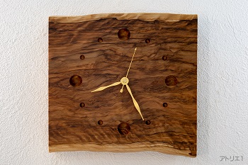 日本の隠れた財産という学名を持つ杉の渦流のごとき杢をそのまま活かした掛け時計です。洋間にも和室にも合うデザインです