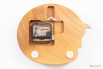 ムーブメントには、セイコークロック株式会社製のものを使用しているので、安心してお使いいただけます。そして、カチコチ音のしない滑らかな動作のクオーツ時計（スイープ）なので、寝室の時計にもご利用いただけます。