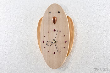 かわいいインコがあなたに話しかけてきそうな…そんなイメージで作ったブナの木の掛け時計です。羽は檜の木目を生かして切り出し、くちばしはマホガニーで作り、オニキスをまあるくつぶらな目に用いました。
