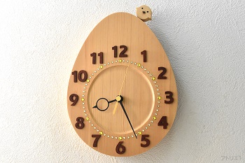 木曽檜の無垢材を生命の誕生を期待させる卵の形に切り出し、右上にかわいいヒヨコがついている掛け時計です