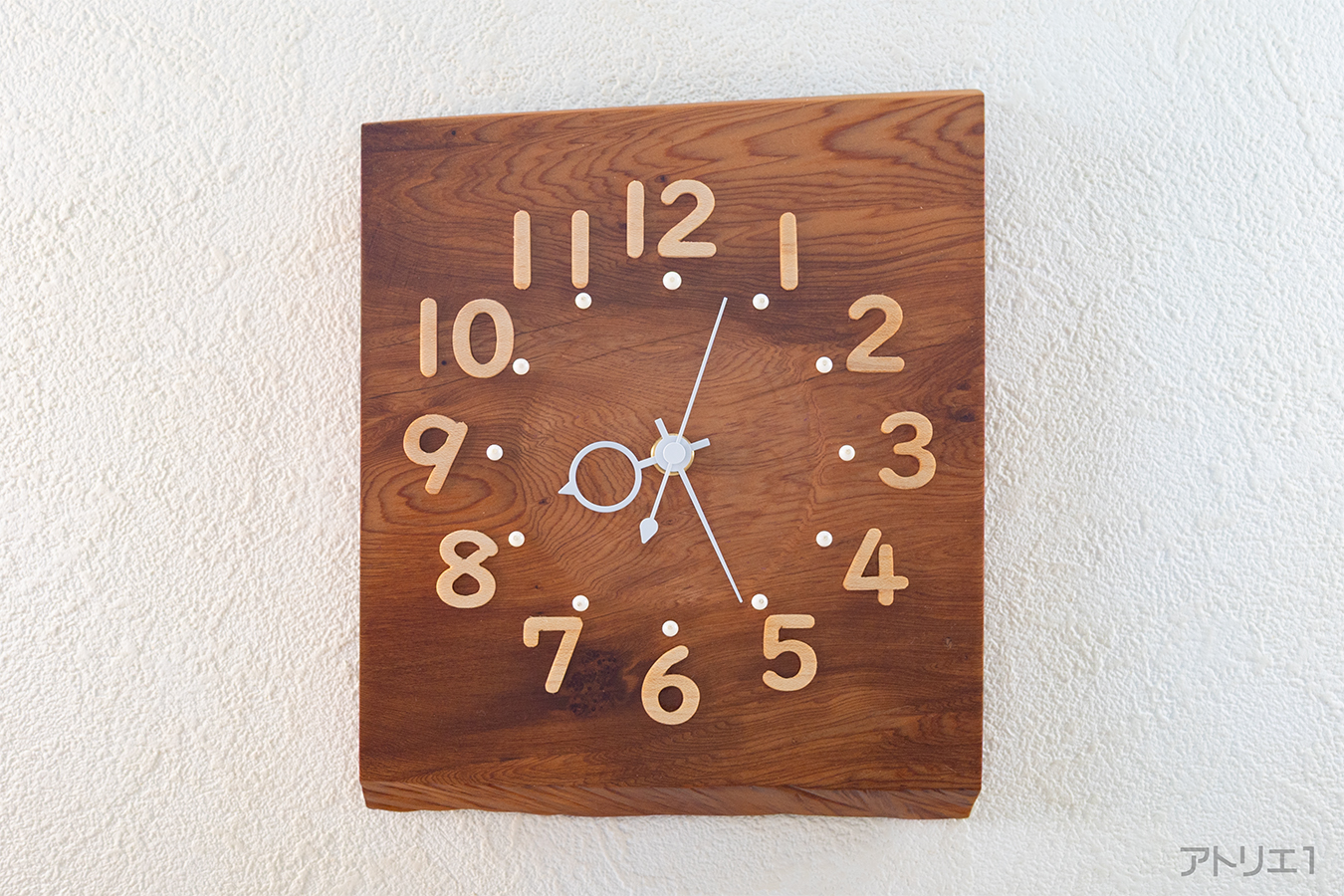 屋久杉 壁掛け時計 本屋久杉千年の息遣いを感じさせる掛け時計|銘木の掛け時計はアトリエ1