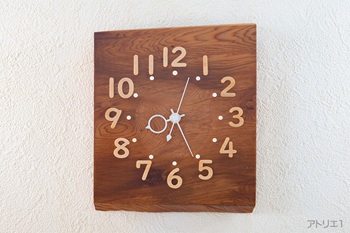 原木から切り出された屋久杉の無垢板の断面をそのまま生かした形はナチュラルな感じを生み出ます。そして、中心部分を一段丸く彫り込んだ造形は、屋久杉千年の息遣いを感じさせます。さらに時計を手にしたときに、自然が生み出した緻密な木目はコンパクトなデザインとは思えない重厚感を感じさせます。