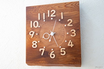 誰にでも読み取りやすいと言われているユニバーサルデザインの書体の数字をハードメープルから切り出した時刻の数字はその立体的な陰影で視認性が大変よくなっています。時刻目盛りには美しい屋久島の海にも生息するサンゴを使用しました。