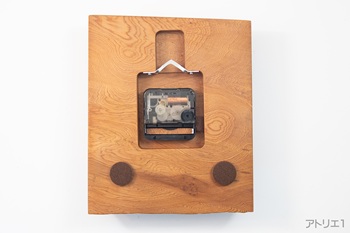 ムーブメントは、カチコチ音のしないスイープ秒針のクオーツ時計を使用しているので、寝室の時計としてもご利用いただけます。ムーブメントのまわりに隙間があるのは、将来のムーブメント交換の際にどのようなものとでも交換できるようにとの配慮から大きめに加工しています。壁へのあたり部分は、壁を保護するようにフェルト仕上げになっています。