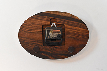ムーブメントは、カチコチ音のしないクオーツ時計のスイープを使用しているので、寝室の時計としてもご利用いただけます。付属のフックで綺麗に取り付けられるようにフック周辺を彫り込んであります。