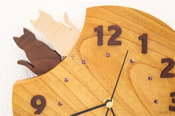 黒猫は世界的な高級材で古くから高級家具材や工芸用材として用いられてきたブラックウォルナットで作成し、白猫は「木の真珠」と讃えられるほど上品なハードメープルで作成しました。数字は深い紫色が美しい、手違い紫檀とも呼ばれるチンチャンから切り出しました。