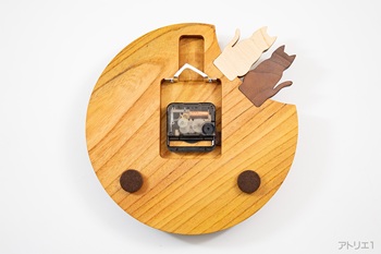 ムーブメントは、カチコチ音のしないスイープ秒針のクオーツ時計を使用しているので、寝室の時計としてもご利用いただけます。ムーブメントのまわりに隙間があるのは、将来のムーブメント交換の際にどのようなものとでも交換できるようにとの配慮から大きめに加工しています。壁へのあたり部分は、壁を保護するようにフェルト仕上げになっています。