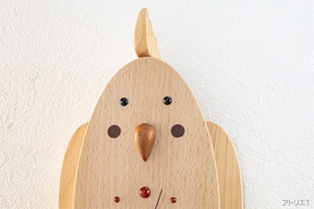 オカメインコがあなたに話しかけてきそうな…そんなイメージで作ったブナの木の掛け時計です。羽は檜から切り出し、オニキスをまあるくつぶらな目に用いました。チークパッチと嘴をマホガニーで表現してかわいい掛け時計にしました。冠羽も本体と同じブナで作り、お好みの向きに変えることができます。