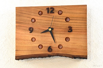 家の中で、桜の木と桜の花を満喫できるように桜の樹皮を残したナチュラルな印象の掛け時計です。樹皮部分は、樹皮がぽろぽろと落ちたりすることがないようにレジンで固めてあります。