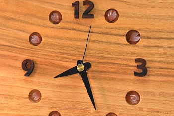 12時・3時・6時・9時の時刻の数字は深い紫色が味わい深いチンチャンからひとつひとつ切り出し、見やすくお洒落なイメージにしました。それ以外の時刻の数字部分には、ガラスピンの桜の花びらをあしらい可憐さが漂う可愛い掛け時計にしました。