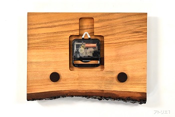 ムーブメントは、クオーツ時計のスイープを使用しており、静かに時を刻み始めます。壁へのあたり部分は、壁を保護するようにフェルト仕上げになっています。