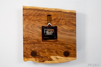 ムーブメントは、カチコチ音のしないスイープ秒針のクオーツ時計を使用しているので、静かにご利用いただけます。くつろぎや癒し空間の時計にも最適です。