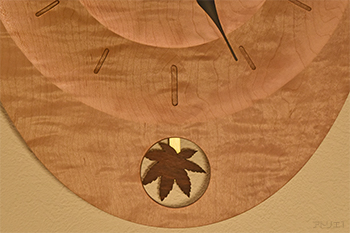 振り子の部分は、卵型のベースの下部に丸い穴をあけて振り子が覗くデザインにしました。振り子のもみじは紅葉を思わせるローズウッドです。