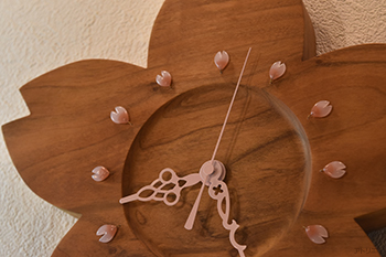 数字目盛りには桜の花びらのトンボ玉を使用し、時計の針は桜色とし「桜」にこだわった時計にしました。