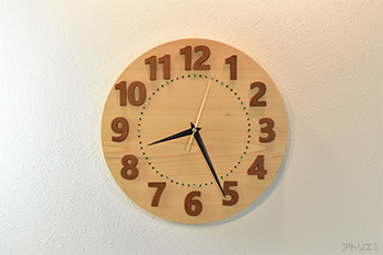 木曽檜の掛け時計|数字が大きくて見やすい掛け時計はアトリエ１
