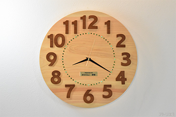 天然檜の無垢材の一枚板で作ったとても大きな檜の掛け時計です。