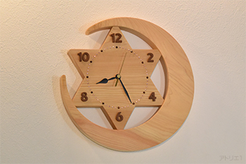 天然檜の三日月に木曽檜の一番星が輝く木（国産材）の掛け時計です。産地の違う檜の組み合わせは上品で情緒あふれる時計になりました。