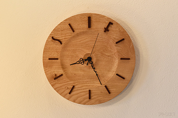 今年結婚1周年を迎える大切な友人へ贈るお2人の誕生月の時間部分にそれぞれのイニシャルが入ったオーダーメイドの時計です。この時計は、縄文時代から建材などとして利用されていたと言われており、木材としての歴史が古い木で、独特な木目が楽しめる栗の木で制作いたしました。
