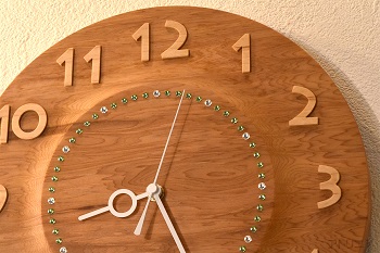 ハードメープルからひとつずつ切り出した時刻の数字はスタイリッシュな数字の都会的な印象を与え、その立体的な陰影で視認性が大変よくなっています。森と渓流の水しぶきを感じさせるスワロフスキーの時分目盛りは、５分毎にクリスタルのスワロフスキーを用いることで時間を読み取りやすいようにしました。