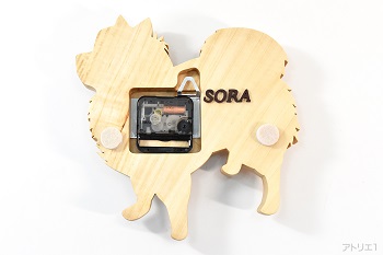 背面には、ご要望のお名前の「SORA」を入れました。ムーブメントには、セイコークロック株式会社製のものを使用しているので、安心してお使いいただけます。
